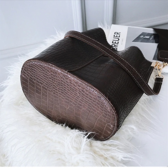 Hudson Vegan Leather Shoulder Bag - Picture 4 of 8